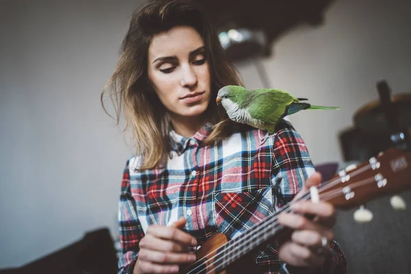 Ragazza che suona la chitarra ukulele — Foto Stock