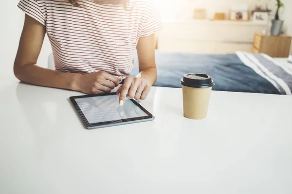 Hipster chica usando tableta digital — Foto de Stock