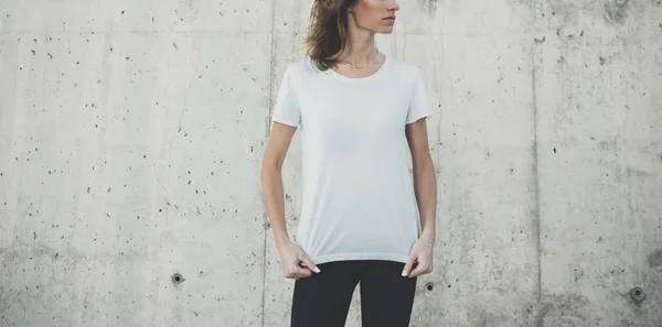 Dívka, která nosí prázdné bílé tričko — Stock fotografie