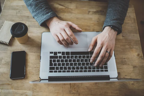 Digitação masculina no teclado do laptop — Fotografia de Stock