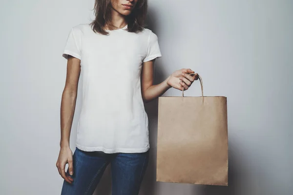 빈 흰색 t-셔츠를 착용 하는 여자 — 스톡 사진