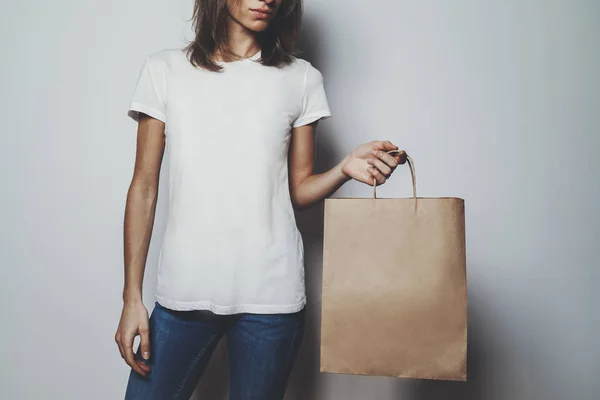 Chica vistiendo blanco camiseta en blanco —  Fotos de Stock