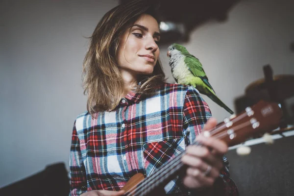 Dívka hry ukulele kytara — Stock fotografie