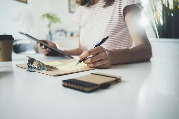 Geschäftsfrau macht sich Notizen auf Aufklebern — Stockfoto