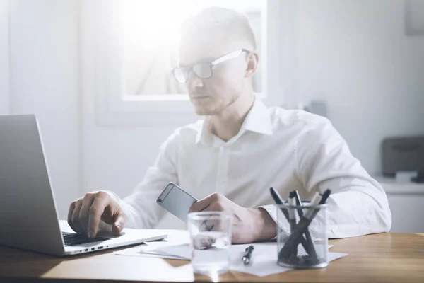 Empresario trabajando en su oficina — Foto de Stock