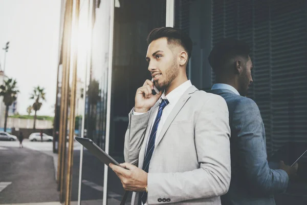 Empresario hablando en su smartphone — Foto de Stock