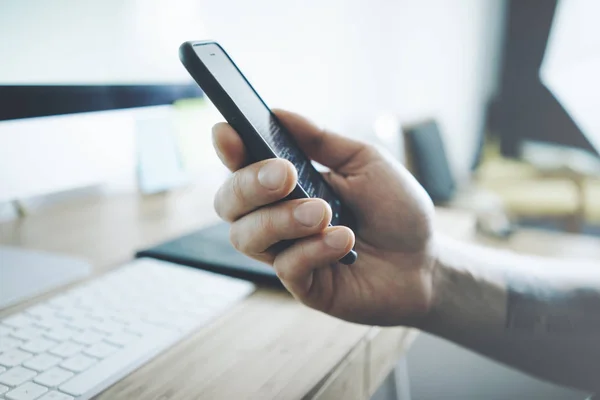 Masculino usando telefone inteligente preto moderno — Fotografia de Stock