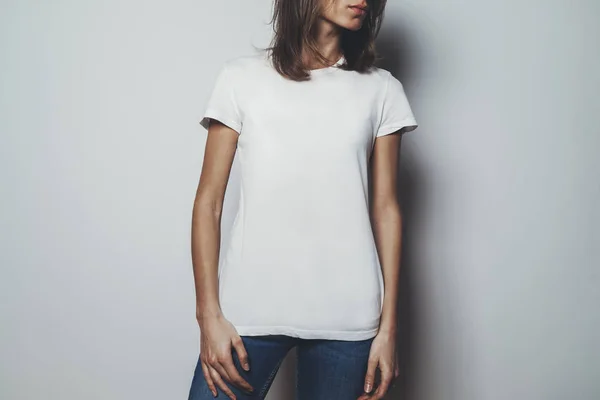 Meisje met lege witte t-shirt — Stockfoto