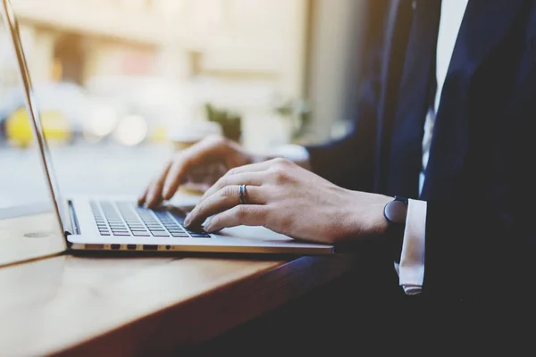 Geschäftsmann mit modernem Laptop — Stockfoto