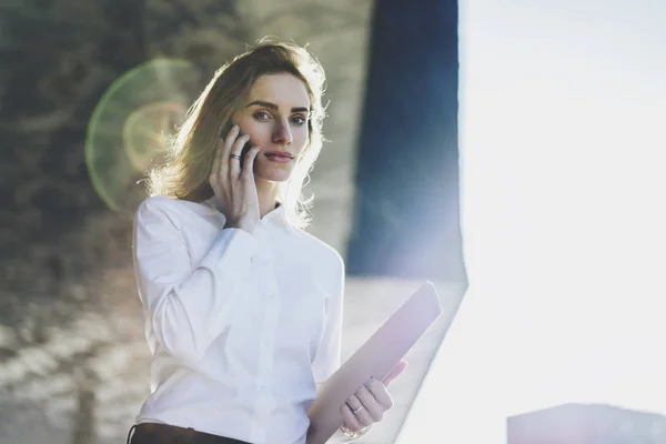 นักธุรกิจผู้หญิงพูดคุยบนสมาร์ทโฟน — ภาพถ่ายสต็อก