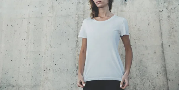 Chica vistiendo blanco camiseta en blanco —  Fotos de Stock