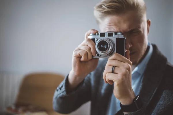 Fotograf som tar bilder via filmkamera — Stockfoto