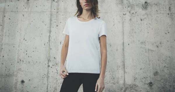 Chica vistiendo blanco camiseta en blanco — Foto de Stock