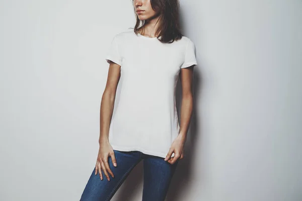 Κοπέλα φορώντας λευκό κενό t-shirt — Φωτογραφία Αρχείου