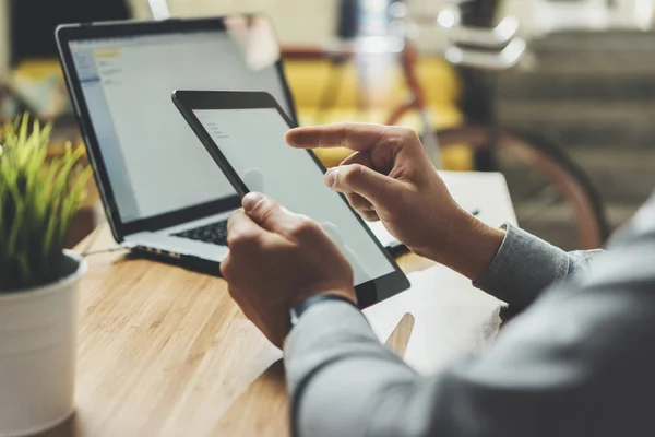 Männchen mit modernem digitalem Tablet — Stockfoto