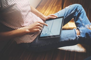 Dijital tablet kullanan kız