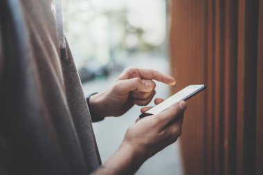  App üstünde onun smartphone kullanarak adam
