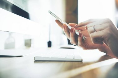 Modern akıllı telefon kullanan kadın