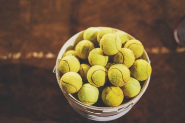 Sarı tenis topu hopper