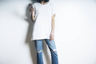 Akıllı telefon kullanan kadın