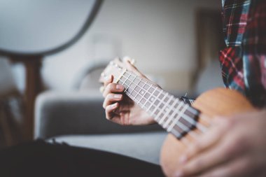 Kadın gitar gitar çalmak
