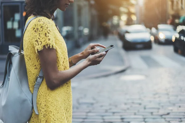 Gadis berjalan dan menggunakan smartphone — Stok Foto