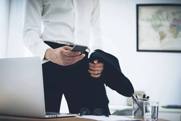 Young businessman using smart phone — Stock Photo, Image