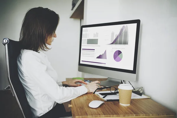 Mujer de negocios que trabaja en la computadora moderna — Foto de Stock