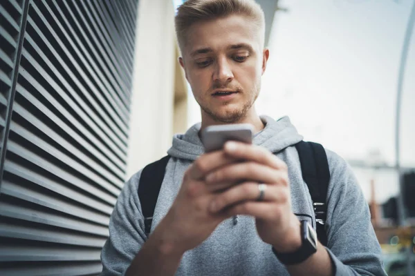 Schüler zu Fuß und mit Smartphone — Stockfoto