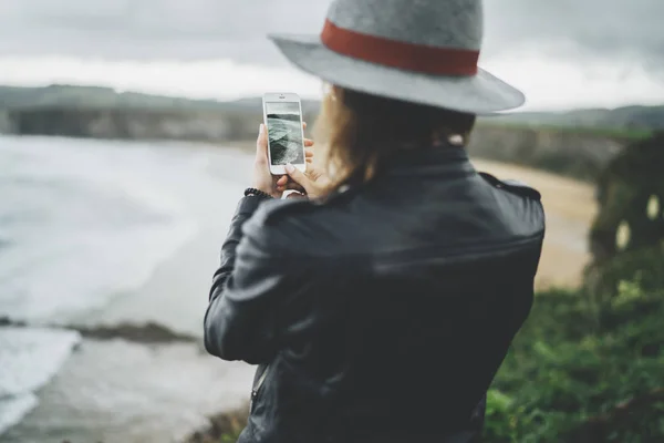 Девушка-путешественница фотографирует — стоковое фото