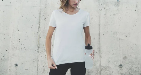 Dívka, která nosí prázdné bílé tričko — Stock fotografie