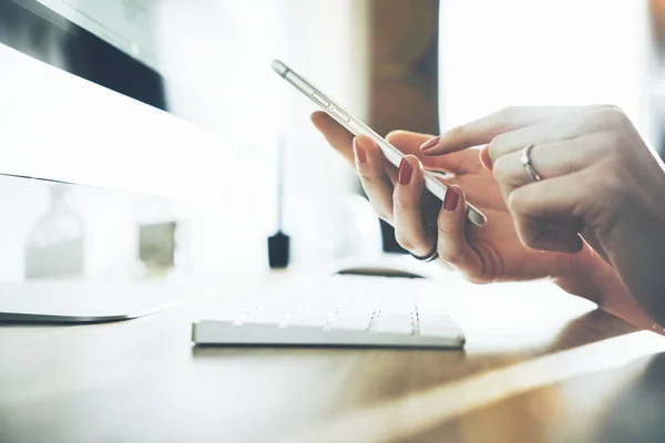 Weibchen nutzen modernes Smartphone — Stockfoto