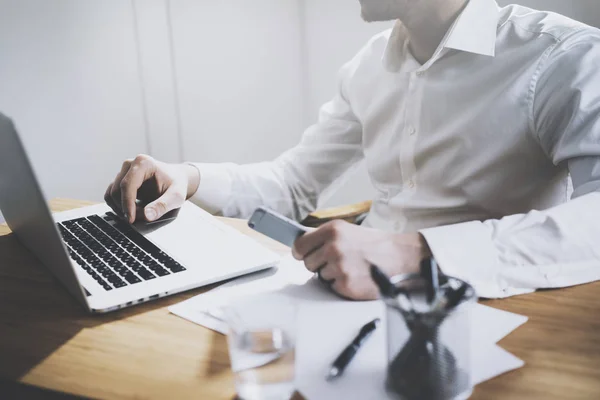 Empresário ou advogado que trabalha no laptop — Fotografia de Stock