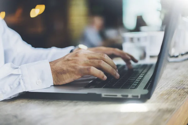 Männchen benutzt Laptop im Café — Stockfoto