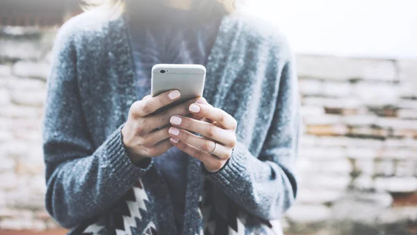 Femmina utilizzando moderno smart phone — Foto Stock