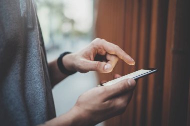 Modern smartphone kullanarak erkek