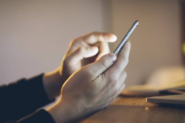 Modern smartphone kullanarak erkek