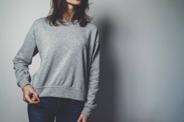 Kız giyiyor boş pamuk sweatshir