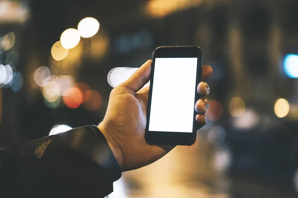 Smartphone con pantalla en blanco en la mano —  Fotos de Stock