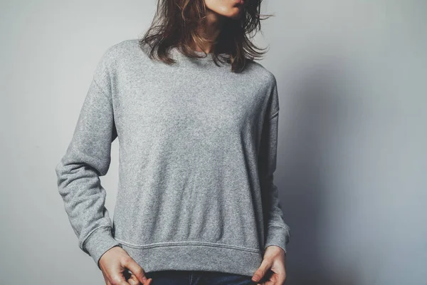 Mädchen trägt graues Sweatshirt aus Baumwolle — Stockfoto