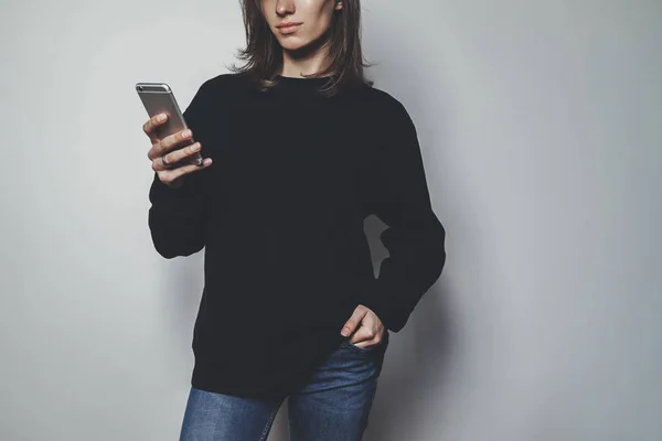 Menina usando smartphone moderno — Fotografia de Stock