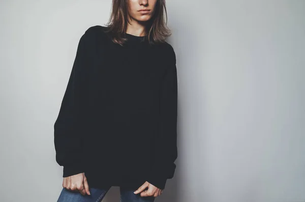 Meisje dragen zwarte hoodie — Stockfoto