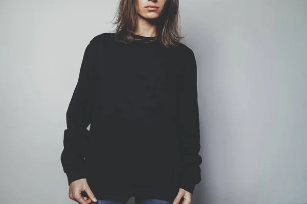 Meisje dragen zwarte oversized hoodie — Stockfoto