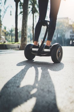 Modern elektrikli hoverboard kullanan kadın