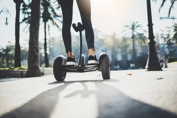 Chica equilibrio en hoverboard eléctrico — Foto de Stock