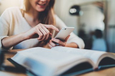 Modern smartphone kullanan gülümseyen kız 