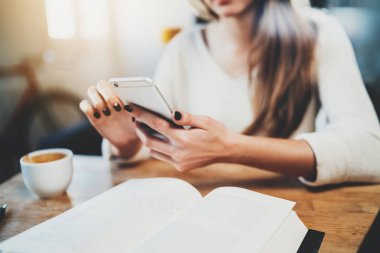 Modern smartphone kullanarak eller 