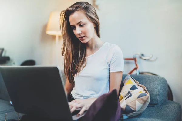 Frau sitzt auf Sofa — Stockfoto