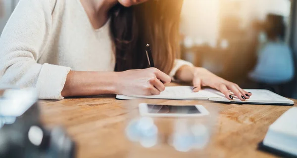 Empresaria tomando notas en cuaderno — Foto de Stock