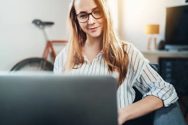 Mädchen arbeitet von zu Hause aus — Stockfoto